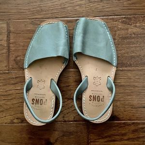 pons size 7 gray sandals
